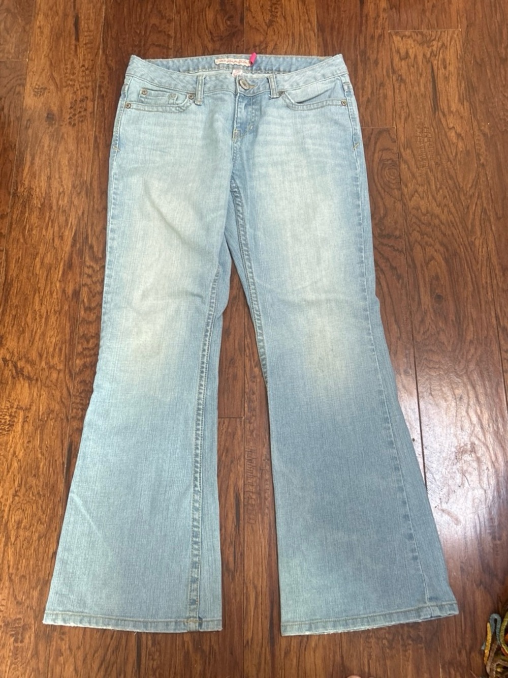 Light Wash Women’s Flared Jeans - Classic Style Size 9/10